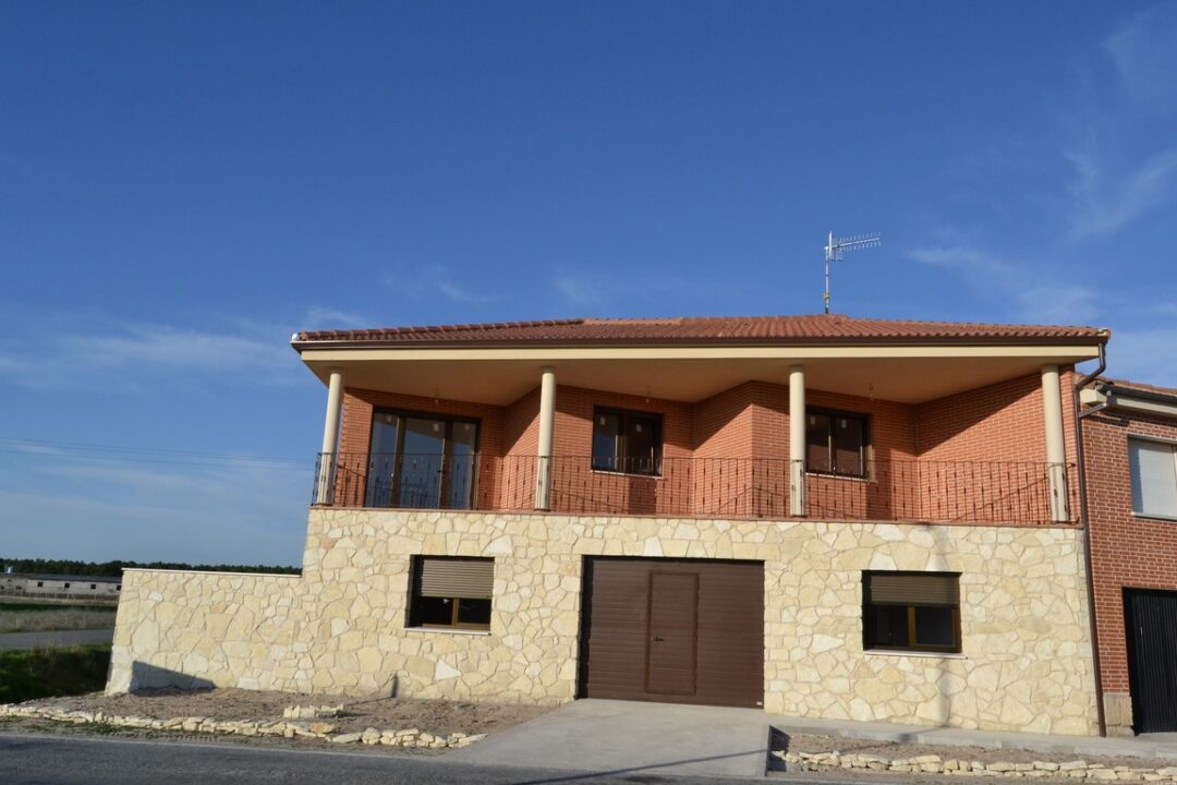 Edificación de vivienda unifamiliar en piedra caliza